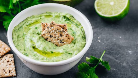 Avocado-Spinat-Hummus mit Roggenbrot
