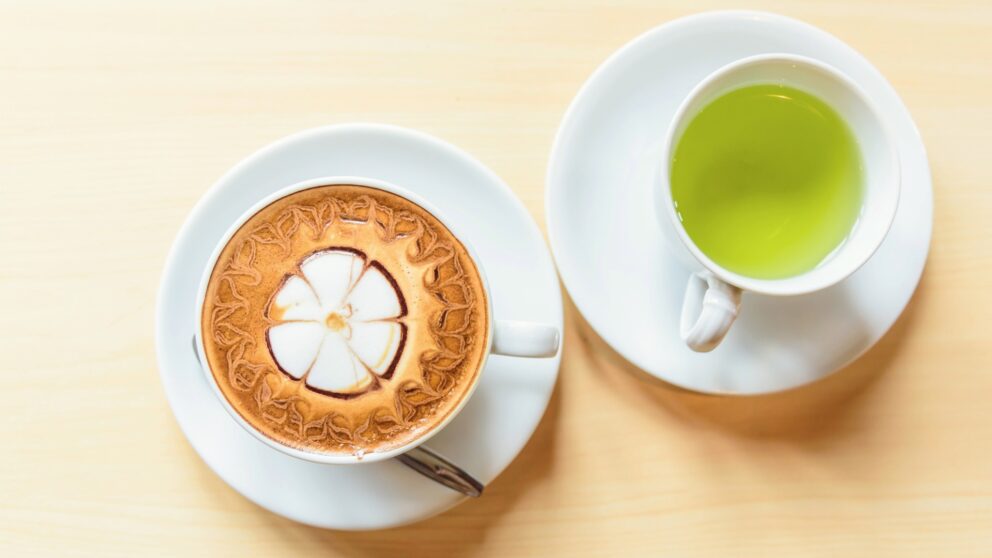 Grüner Tee oder Kaffee