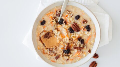 Karottenkuchen-Porridge mit gerösteten Äpfeln