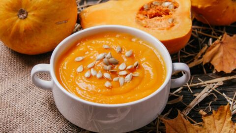 Gesunde Kürbissuppe mit Schwarzkümmel