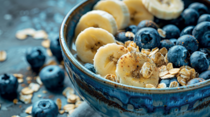 Kurkuma-Porridge mit Früchten