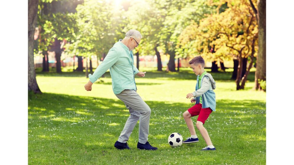 Senior spielt mit Enkeln