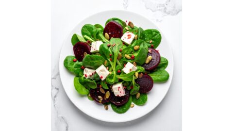 Mediterraner Power-Salat mit Thunfisch, Feldsalat & Roter Bete